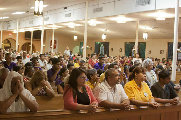 Cientos de fieles de la iglesia St. Stephen, en Miramar se reunieron para celebrar su 60 aniversario.