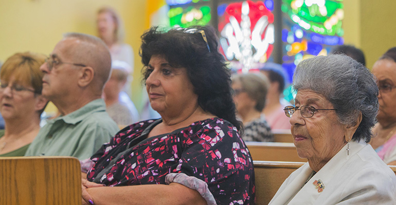 Los feligreses fundadores Elaine y Bill Fleure, y Phyllis Rose y su madre Carmela Lisena, de 95 años participan en la Misa.