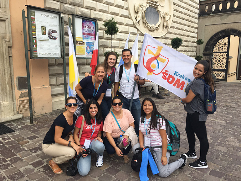 Los peregrinos a World Youth Day de la parroquia Little Flower, en Coral Gables, se ven retratados durante una parada en Jasna Gora, Polonia, en 2016. Isabel Rennella está arrodillada, la 
última a mano derecha, en la primera fila.