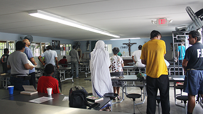 Todos los viernes en la Casa de las Misioneras de la Caridad de Miami se realiza la Hora Santa antes de ofrecer el comedor de beneficencia. Se reza el rosario en inglés y en español con los desamparados que desean asistir.