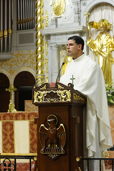 El Padre Escolapio Rafael Capó, director ejecutivo de la Oficina Regional del Sureste, le da la bienvenida a los participantes en la Misa.