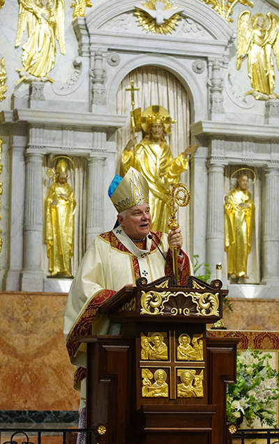 El Arzobispo Thomas Wenski predica la homilía.