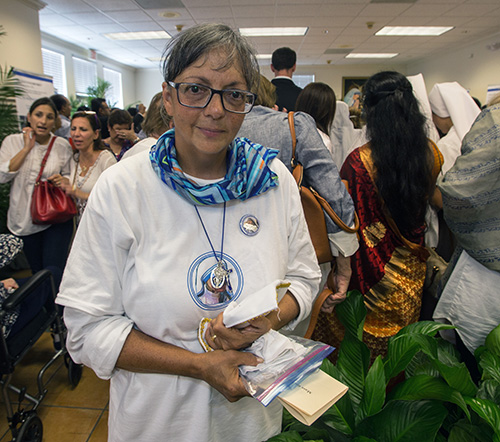Kathleen Leger, una voluntaria de tiempo completo con las Misioneras de la Caridad, en Miami, posa en la recepci&oacute;n y exposici&oacute;n sobre la Madre Teresa, despu&eacute;s de la Misa, el 4 de septiembre, en la Catedral St. Mary, en Miami.