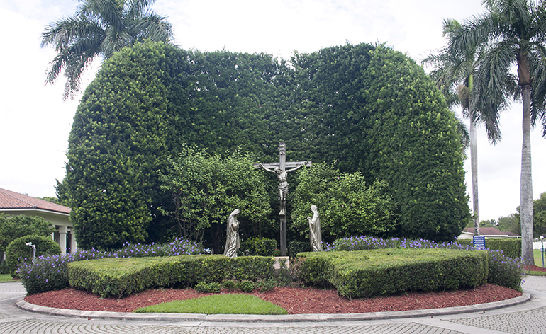 Entrada del Cementerio Católico Our Lady of Mercy, en el Doral. El cementerio fue consagrado en 1959 y sirve a la comunidad católica del Condado Miami Dade.