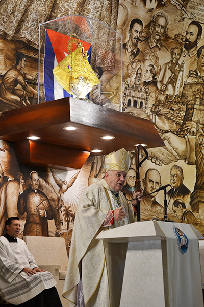 Archbishop Thomas Wenski preaches the homily at the Mass with catechetical leaders.