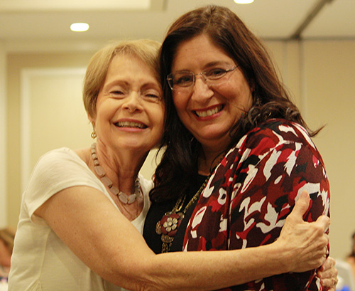 Barbara Groeber, izquierda, coordinadora de educación del Ministerio arquidiocesano de  Respeto de la Vida, abraza a la oradora principal Donna Gardner, coordinadora del Viñedo de Raquel de la Diócesis de Palm Beach.