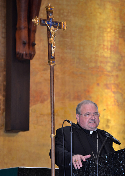 El Obispo Auxiliar Peter Baldacchino habla durante la conferencia De la Justicia a la Misericordia, en la iglesia Corpus Christi.
