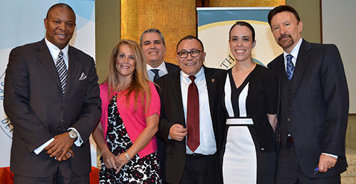 El panel de expertos que discuten la justicia de menores en la Conferencia De la Justicia a la Misericordia, en la iglesia Corpus Christi, en Miami. De izquierda a derecha son: Morris Copeland, director del Departamento de Servicios Juveniles de Miami-Dade; Elisa Quesada, profesora visitante de derecho de la Universidad Internacional de La Florida; Carlos J. Mart&iacute;nez, defensor p&uacute;blico de la Corte del Circuito Judicial 11; el di&aacute;cono Edgardo Far&iacute;as, director del Ministerio de Detenciones de la Arquidi&oacute;cesis; Ingrid M. Delgado, asesora adjunta de cuestiones sociales y respeto a la vida de la Florida; y Todd Bass, jefe de la divisi&oacute;n juvenil de la Oficina del Fiscal del Estado en Miami-Dade.