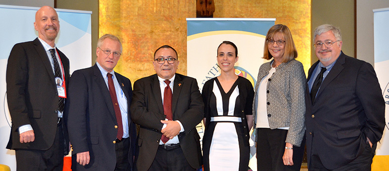 Los panelistas posan para una fotograf&iacute;a final con el di&aacute;cono Edgardo Far&iacute;as, tercero desde la izquierda, director del Ministerio de Detenciones de la Arquidi&oacute;cesis. Los otros incluyen, desde la izquierda, Mark Elliott, director de Floridanos por Alternativas a la Pena de Muerte; George F. Kain, profesor de justicia y administraci&oacute;n legal de Western Connecticut University State, en Ritchfield; Ingrid M. Delgado, asesora adjunta de cuestiones sociales y respeto a la vida de la Florida; Susan Recinella, ministra cat&oacute;lica laica que atiende a los familiares de personas ejecutadas, y Dale Recinella, capell&aacute;n cat&oacute;lico asignado a los condenados a muerte en La Florida.