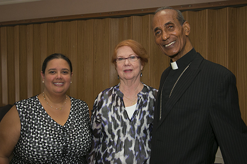 El Obispo Pierre Antoine Paulo, OMI, de la diócesis hermana de Miami, Port-de-Paix, posa con Mónica Lauzurique, izquierda, coordinadora de misiones de Amor en Acción, y con la voluntaria Grace Heising.