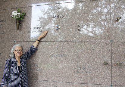 Mercy James, feligresa de Our Lady of Lourdes, en Miami, toca la lápida de su esposo, Alfredo James, en el cementerio Our Lady of Mercy, en el Doral. Mercy fue a llevarle flores por el octavo aniversario de su muerte.