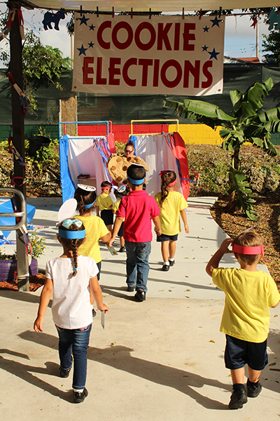 Es el día de las elecciones de las galletas: los estudiantes de la escuela St. Michael the Archangel se dirigen a las urnas electorales para votar por su galleta favorita.