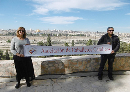 Durante un viaje por Israel, en diciembre del 2015, Adelita Mujica y su esposo Santiago Mujica portan el cartel de los Caballeros Católicos.