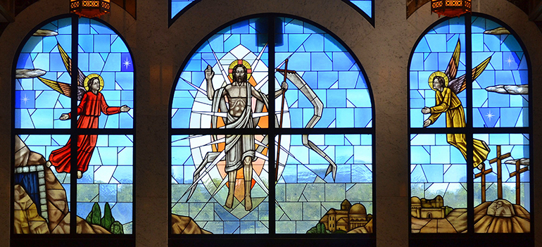 Jesús resucitado es asistido por dos ángeles en este vitral del Cementerio Our Lady Queen of Heaven, en North Lauderdale. Es un recordatorio de lo que dijo el Cardenal Gerhard Muller, "el entierro, es la última liturgia para nosotros, es una expresión de nuestra esperanza en la resurrección".