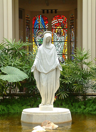 Esta estatua de Nuestra Señora de la Misericordia da la bienvenida a los visitantes de la capilla y mausoleo del Cementerio Our Lady of Mercy, en Miami. Los cementerios católicos de la Arquidiócesis de Miami encarnan las palabras del nuevo documento del Vaticano, de proporcionar un lugar de sepultura digno y "un ambiente que promueva la unidad con Dios".