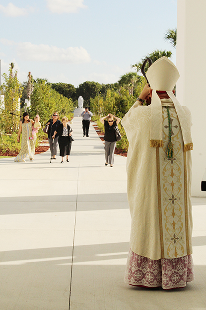 El Arzobispo Thomas Wenski espera a los cat&oacute;licos en la puerta de la Iglesia Our Lady of Guadalupe, donde se celebr&oacute; la Misa del D&iacute;a de Todos los Santos este a&ntilde;o.