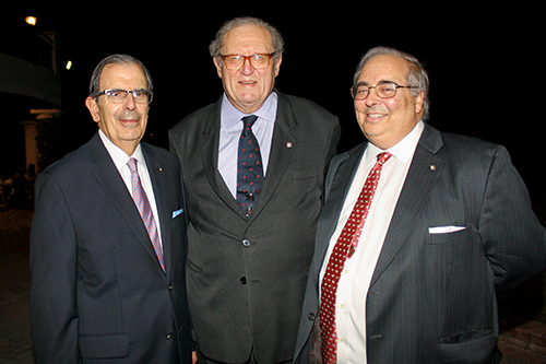 Juan Jos&eacute; Calvo, izquierda, presidente de la Asociaci&oacute;n Cubana de la Orden de Malta, se ve aqu&iacute; con el Gran Maestre de la Orden mundial, Fra' Matthew Festing, centro, y el vice presidente de la Asociaci&oacute;n Cubana, Juan O'Naghten, antes del comienzo de una recepci&oacute;n y cena en el Riviera Country Club de Coral Gables.