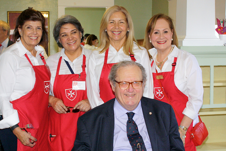 Fra' Matthew Festing, Pr&iacute;ncipe y Gran Maestre de la Soberana Orden de Malta en el mundo entero, se ve aqu&iacute; con las damas que atienden a los parroquianos y otras personas que acuden al centro asistencial Casa de Malta, localizado en la parroquia San Juan Bosco de la Peque&ntilde;a Habana.