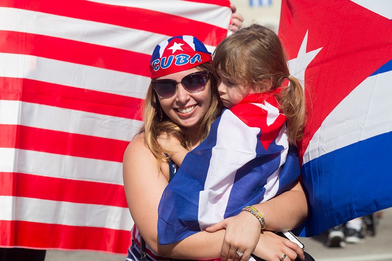 Una madre y su hija se envolvieron en la bandera cubana durante las celebraciones frente al  icónico Restaurante Versalles, en la Calle 8 del South West. Los cubanos de Miami salieron a las calles de la Pequeña Havana, el 26 de noviembre, un día después de enterarse de que el ex líder cubano Fidel Castro había muerto.
