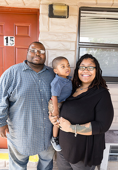 Jimmy, Kiaura y Jayden, de 2 años, vivían temporalmente en el Centro New Life Family, una residencia patrocinada por Caridades Católicas, que proporciona un ambiente seguro para 15 familias mientras se recuperan. Los niños son el foco central de New Life.