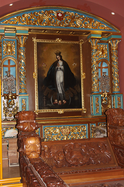 Our Lady of the Immaculate, belongs to the Cuzco School, arisen in Peru during the Colonial period. At the bottom, part of the roof made of carved cedar wood yet to be placed.