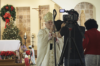 El Arzobispo Thomas Wenski durante la grabaci&oacute;n de la Misa de Navidad, en la Misi&oacute;n La Milagrosa, en Miami.
