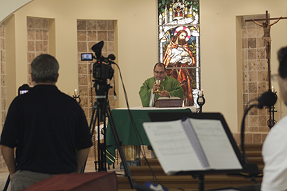 El P. Oscar P&eacute;rez, vicario parroquial de St. Brendan, en Miami, durante la grabaci&oacute;n de la Misa televisada.
