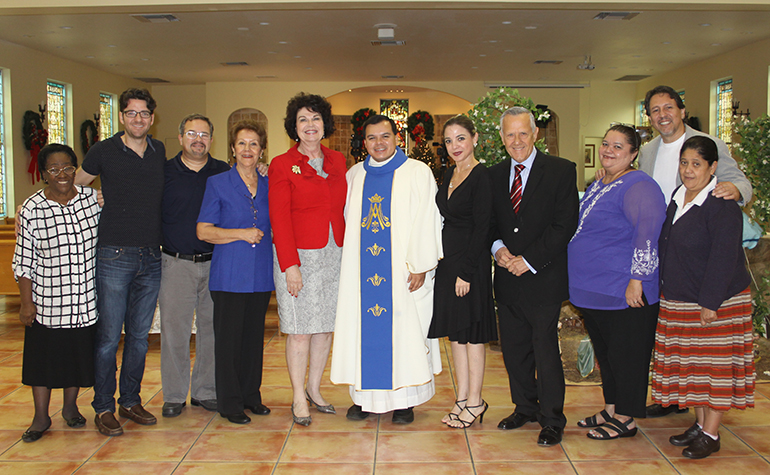Los participantes de la Misa televisada posan para la fotograf&iacute;a despu&eacute;s de la grabaci&oacute;n de la Misa. Desde la izquierda Nereida Delorbe, feligresa de la Misi&oacute;n La Milagrosa; Javier Carri&oacute;n, director de la Misa televisada; Ernesto Gonz&aacute;lez, asistente de c&aacute;maras; Berny Bustamante, lectora; Mary Ross Agosta, directora de la Oficina de Comunicaciones de la Arquidi&oacute;cesis de Miami; el P. Elvis Gonz&aacute;lez, director de Vocaciones arquidiocesano; Ver&oacute;nica Fern&aacute;ndez, productora de la Misa televisada; V&iacute;ctor Monge, lector; Elia Amaya, coordinadora de la Misi&oacute;n La Milagrosa; Albert Coppo, m&uacute;sica y coros y Magdalena Santos, sacristana de la Misi&oacute;n La Milagrosa.