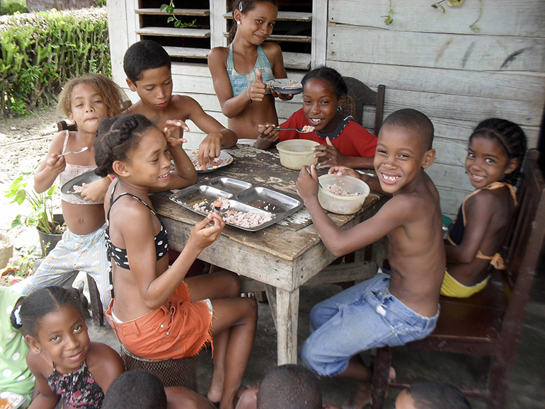 Las Misioneras Claretianas en Cuba alimentan a los niños pobres en comunidades rurales y alejadas como Rancho Grande, en las afueras de Guantánamo.