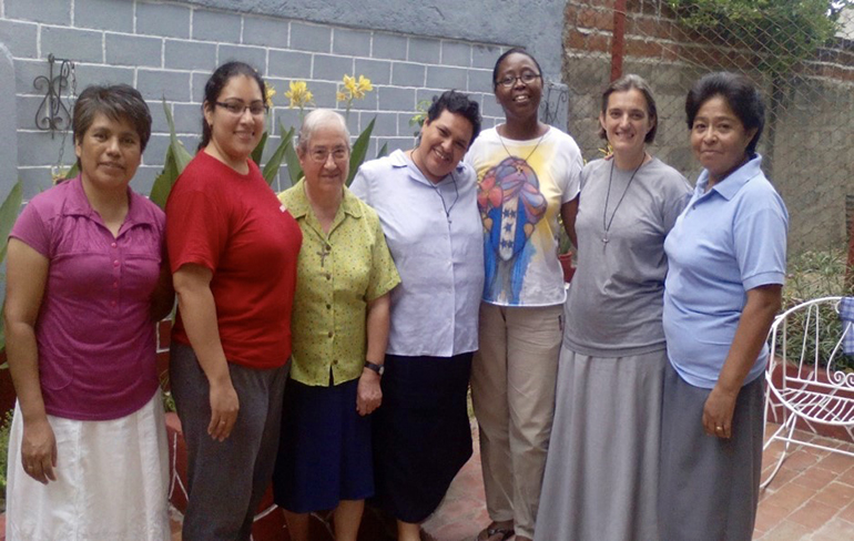 Delegación de las Misioneras Claretianas en Cuba. Desde la izquierda las Hnas. Sofía Pérez, Sandra Mancía, Anunciación Izquiero, Cecilia Medina, Eusebia Ávila, Beata Kruszewska y Bartola Ballesteros.