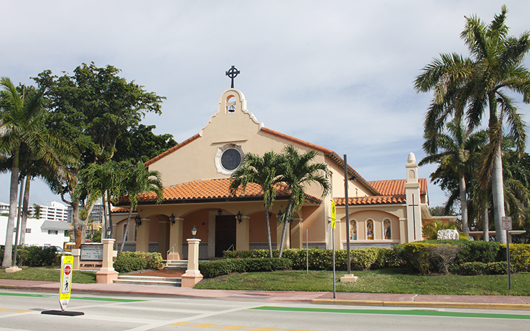 Fachada de la parroquia St. Joseph, en Miami Beach, fundada el 1o. de febrero de 1942.