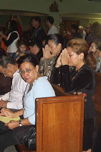 Marina Sánchez, feligresa de St. Joseph llena una encuesta “para saber cómo servir mejor a la comunidad” del Centro de Investigación Aplicada en el Apostolado (CARA) durante la Misa del domingo, 8 de enero.