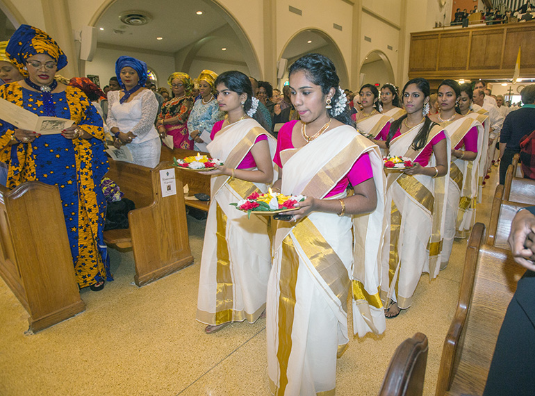 Miembros del apostolado de la India entran en la Catedral St. Mary para la Misa anual de Migración, celebrada por el Arzobispo Thomas Wenski, el 8 de enero.
