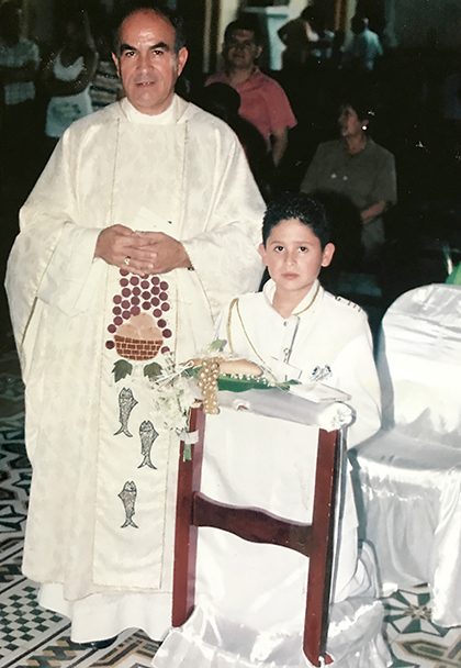 Atraído por la vocación sacerdotal y la enseñanza, Víctor García sintió el llamado de Jesús a los 7 años, el día de su Primera Comunión en la Iglesia Inmaculada Concepción de su pueblo natal, Belalcázar Caldas, Colombia.