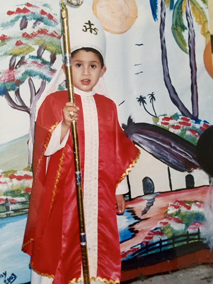 De niño, Víctor García pedía a sus padres disfrazarse de obispo, indicio de su temprana vocación sacerdotal.