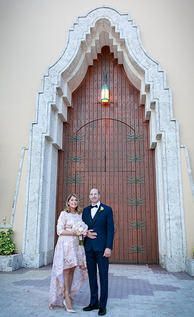 Jeannette Marrero y Daniel Colón posan en la puerta principal de la Catedral St. Mary después de su unión sacramental, el 30 de julio.