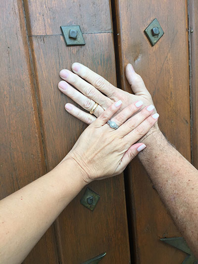 Por un mensaje de texto, Jeannette Marrero y Daniel Colón enviaron esta fotografía de sus manos sobre la puerta de la Catedral St. Mary para anunciar que finalmente se casaron por la Iglesia. Ataron el nudo sacramental, el 30 de julio.