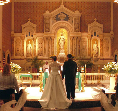 En esta fotografía de archivo, una pareja se casa en la iglesia Gesu, en el centro de Miami. Mientras que tener el etéreo vestido blanco, la larga limusina, la torta de varias capas, el lugar de la recepción con vista al océano y el lugar de la luna de miel se suman a la celebración del matrimonio, no deben ser los únicos objetivos de la boda. La atención se debe centrar en ser un matrimonio de por vida y en los votos que se hacen en la iglesia ante Dios.