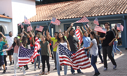 Durante la grabación del video oficial del V Encuentro “Nuestra Alegría”, los jóvenes de diferentes grupos de la Pastoral Juvenil Hispana de Miami que participaron bailan con las banderas de Estados Unidos, para mostrar la unidad en la diversidad, uno de los mensajes que quiere promover el video.