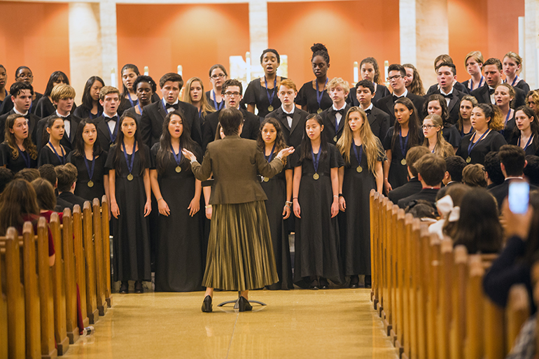 El coro de la escuela secundaria St. Thomas Aquinas canta durante el festival coral que precedi&oacute; a la Misa celebrada por el Arzobispo Thomas Wenski, el 25 de febrero, en la Catedral St. Mary. Los coros de las escuelas cat&oacute;licas y los coros juveniles parroquiales de los grados 4-12 participaron en el Festival Coral de Voz Mixta y Misa Miami 2017, organizada por la Federaci&oacute;n Americana Pueri Cantores.