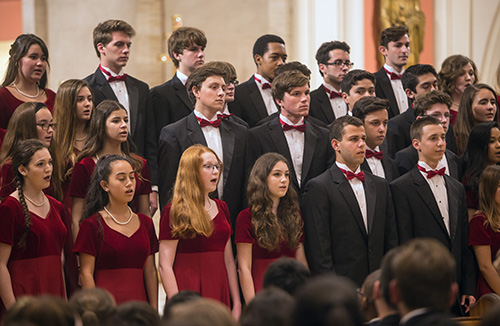Los miembros del coro de la escuela secundaria Cardenal Gibbons cantan antes de la Misa, durante el festival coral que precedi&oacute; a la Misa celebrada por el Arzobispo Thomas Wenski, el 25 de febrero, en la Catedral St. Mary. Los coros de las escuelas cat&oacute;licas y los coros juveniles parroquiales de los grados 4-12 participaron en el Festival Coral de Voz Mixta y Misa Miami 2017, organizada por la Federaci&oacute;n Americana Pueri Cantores.