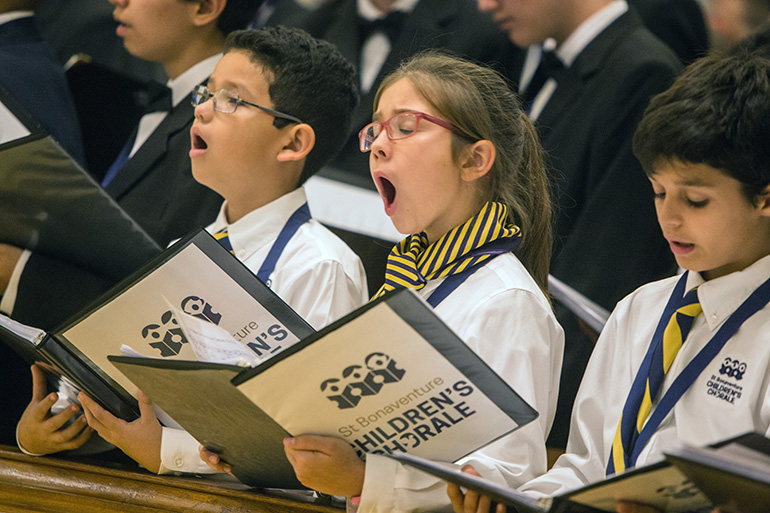 Desde la izquierda: Alexander Navarro, de 9 a&ntilde;os; Maggie Vivot, de 10 a&ntilde;os; y Mateo Vaquero, de 10 a&ntilde;os, del coro de la parroquia St. Bonaventure, cantan durante la Misa celebrada por el Arzobispo Thomas Wenski, el 25 de febrero en la Catedral St. Mary. Los coros de las escuelas cat&oacute;licas y los coros juveniles parroquiales de los grados 4-12 participaron en el Festival Coral de Voz Mixta y Misa Miami 2017, organizado por la Federaci&oacute;n Americana Pueri Cantores.