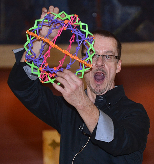 El director del festival Lee Gwozdz muestra c&oacute;mo el diafragma trabaja cuando se canta, usando una Hoferman Mini Sphere, durante el ensayo para el Festival Coral y la Misa de Miami, presentado por la Federaci&oacute;n Americana Pueri Cantores.