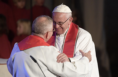 En esta foto del 31 de octubre de 2016, el Papa Francisco abraza al Obispo Dr. Munib A. Younan, presidente de la Federación Luterana Mundial, durante un servicio conjunto de oración en la catedral de Lund, por la visita apostólica del Papa, para conmemorar el 500 aniversario de la Reforma .