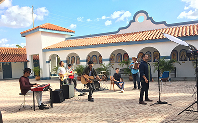 Iván Díaz cantautor de la canción oficial del V Encuentro durante la grabación del video "Nuestra Alegría" acompañado de la Banda Epic, el 20 de febrero en el Instituto Pastoral del Sureste, SEPI.