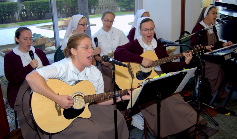 Las Siervas de los Corazones Traspasados de Jesús y María tocaron y cantaron durante la Misa en la reciente Cumbre del Matrimonio. El Arzobispo Wenski ofició la Misa en la capilla del Seminario Saint John Vianney, en Miami.