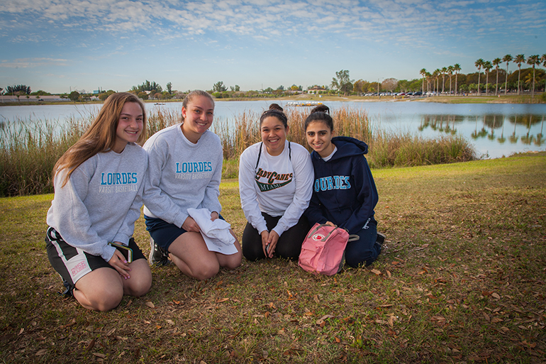 Estudiantes de Our Lady of Lourdes Academy en Miami caminaron por los pobres el 8 de abril en Tropical Park.