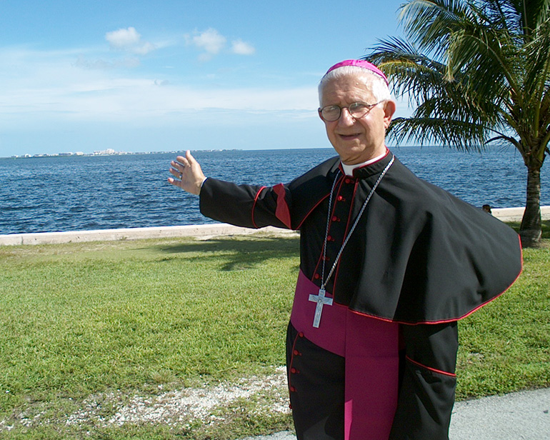 En esta foto, tomada en el 2003, Monse&ntilde;or Agust&iacute;n Rom&aacute;n apunta hacia el mar que une a Cuba y la Florida y al borde del cual est&aacute; situada la Ermita de la Caridad.
