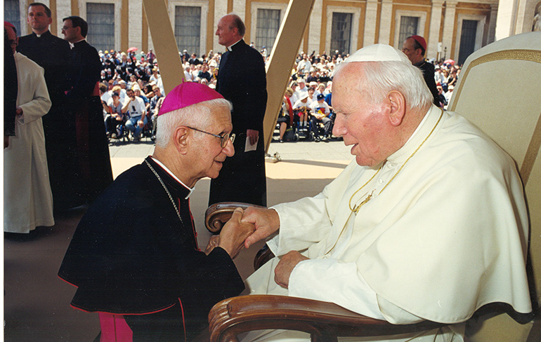 Monse&ntilde;or Agust&iacute;n Rom&aacute;n saluda a San Juan Pablo II durante una visita a Roma.