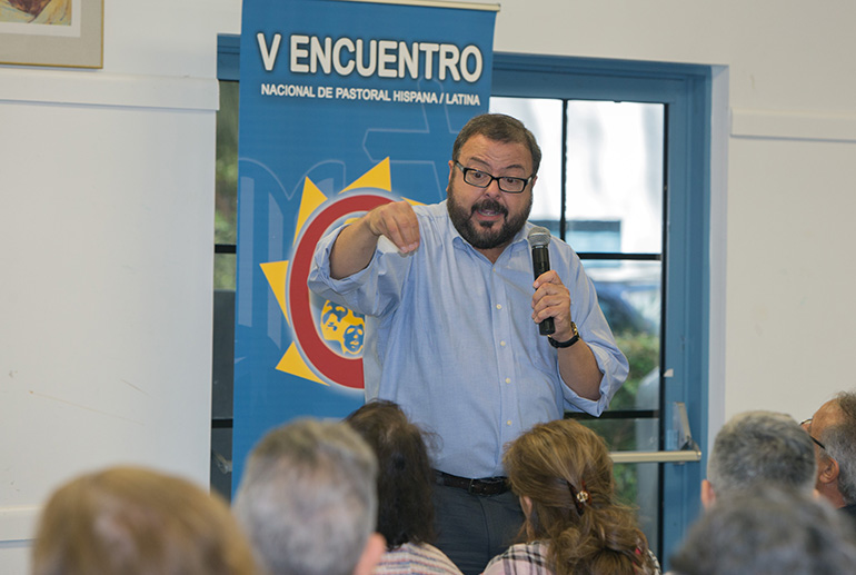 Guillermo Fernández Toledo habla sobre el rol de los laicos en la historia de la Iglesia durante el Día de Enriquecimiento 2017 de la Oficina de Ministerios Laicos y la celebración del 40 aniversario, en el Instituto Pastoral del Sureste, el 29 de abril.